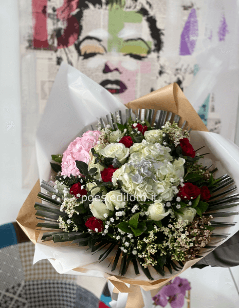 BOUQUET COLORATO CON ORTENZIE BIONCO E VARIE