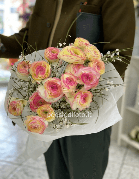 BOUQUET COLORATO , CON RANUNCOLI ROSA 