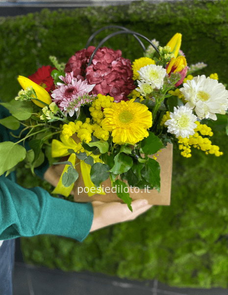 borsa con mimmosa e fiori vario